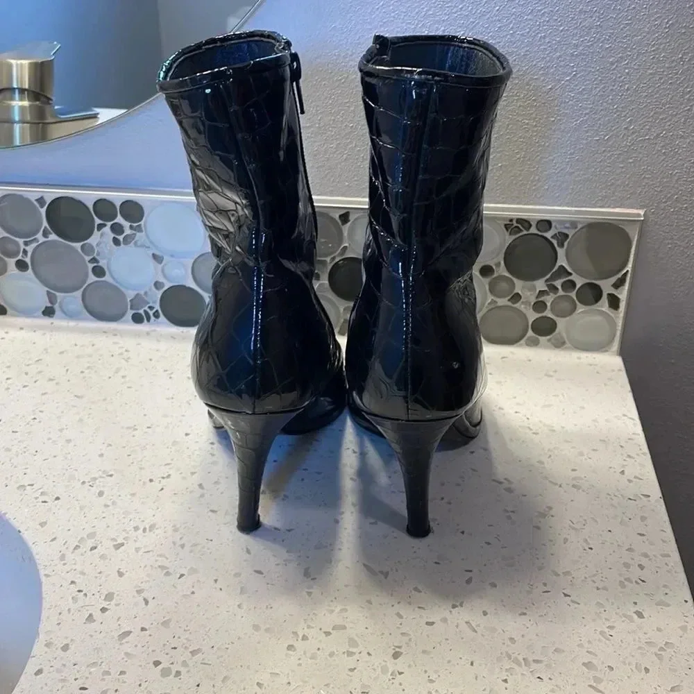 St John woman’s patent leather boots - Picture 7 of 15